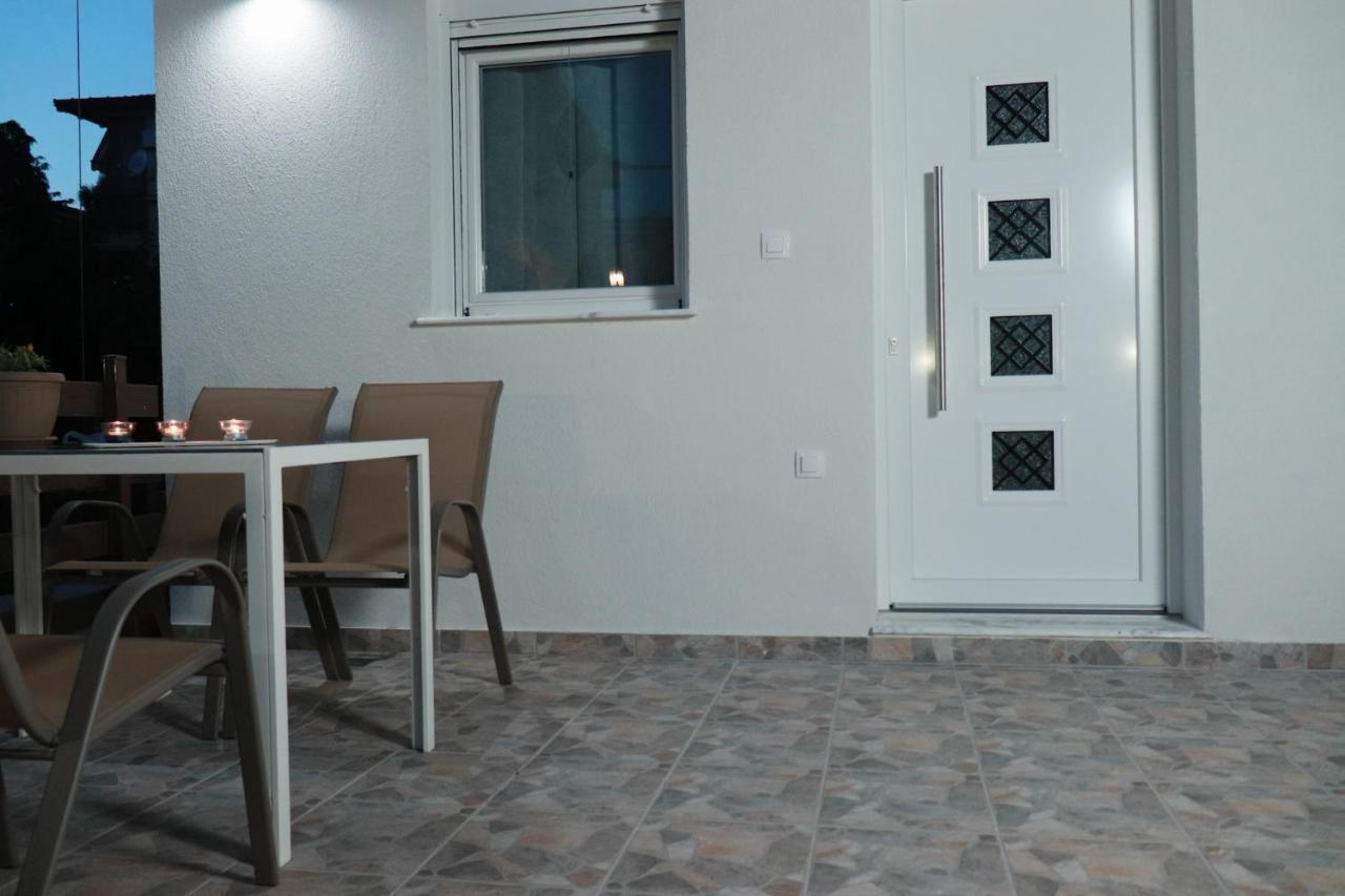 Filippou Luxury Apartments 弗洛伊塔 外观 照片